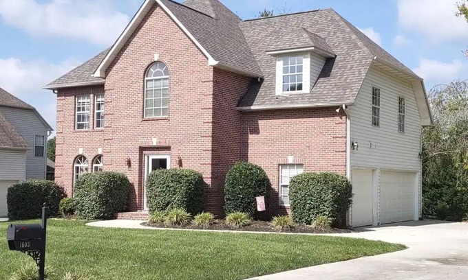 Ashley Oaks House | Beautiful 1 acre 4 bd 3 bath non-smoking homenn