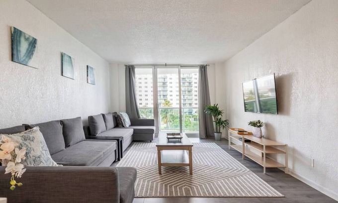 Sunny Isles Beach Condo | Beautiful 1 bedroom apartment fully furnished steps away from the beach
