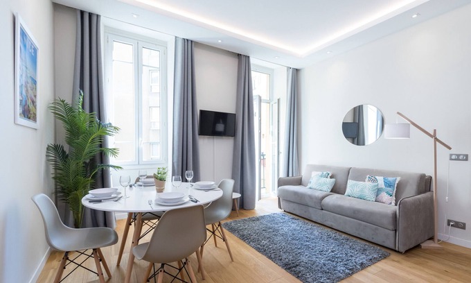 Quartier du Port Apartment | Beautiful 1 Bdr Place du Pin