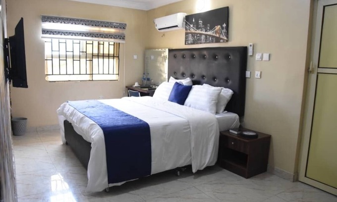 Epetu Cabin | Beautiful 1 Bed, Living Room in a Hotel Penthouse