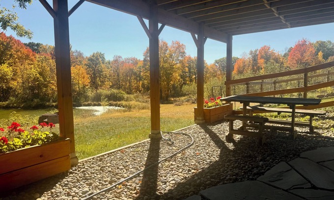 Marlboro House | Beautiful 1-bedroom apartment noverlooking a pond on a 10 acre farm.