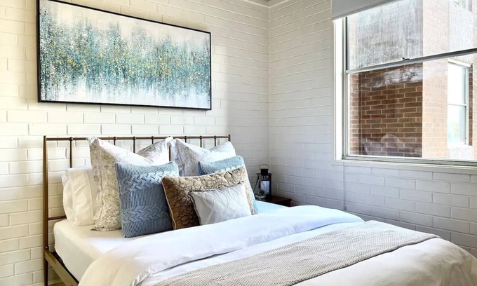 Parkville Apartment | Beautiful 2 Bedrooms w Kitchen & Carpark 🌹