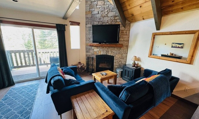 Mammoth Lakes House | Beautiful 2 Bedroom +Loft, 2 Bath - Walk to Village