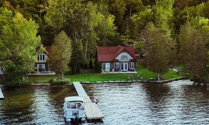 Utterson Cottage | Beautiful 2-Bedroom 2-Bathroom Lakefront Cottage With Spectacular Views