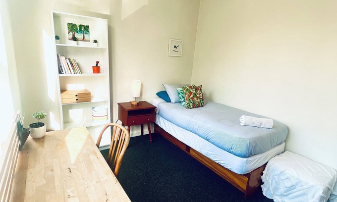 North Melbourne Apartment | Beautiful 2-bedroom apartment in leafy neighbourhood next to Melbourne Uni
