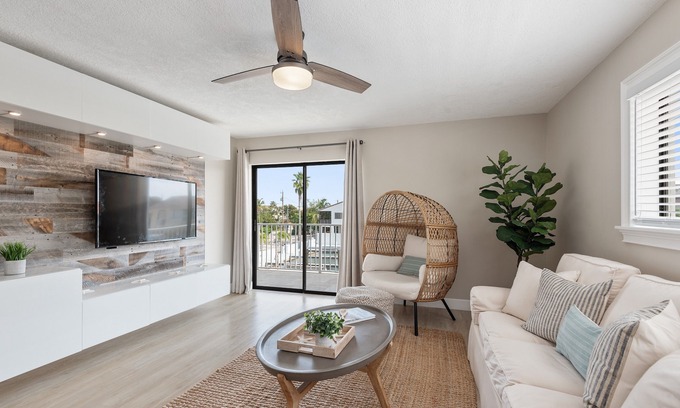 Key Largo Condo | Beautiful 2 Bedroom Condo with Dock Slip and Pool