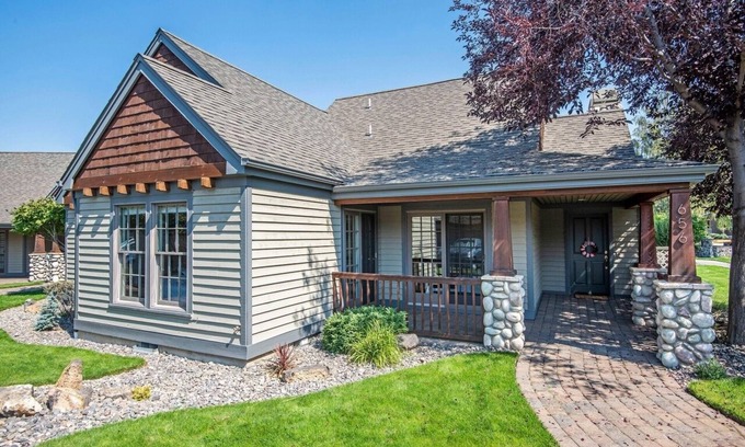 Sisters House | Beautiful 2-bedroom townhome with Patio, WiFi, AC