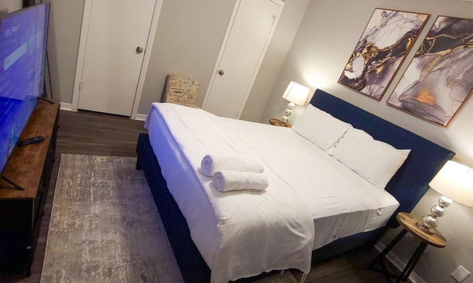 Hancock Apartment | Beautiful 2bd/2ba 5 Mins to UT 3393