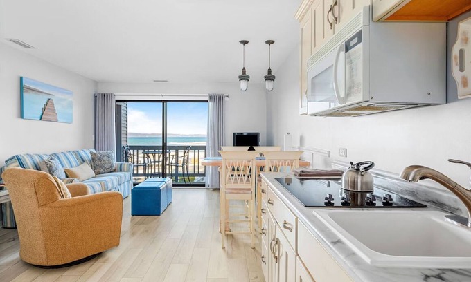 Acme Condo | ποΈ Beautiful 2BDR Lake View Getaway @ The Shores β 5579