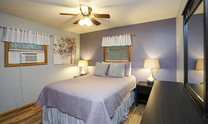 Elkins Cabin | Beautiful 2bdrm Cabin°Hot Tub°Balcony°Parking°