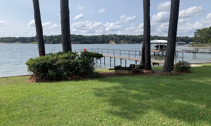 Abbeville House | Beautiful 2BR/2.5 BA - Lakefront, Private Dock & Boat Ramp. Starlink Internet.