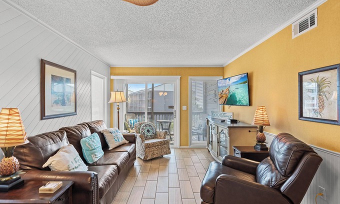 Ash Condo | Beautiful 2nd Row Condo + Free Attraction Tickets!