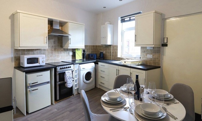 Hillsborough House | Beautiful 3 Bedroom house - Sleeps 5 Free parking