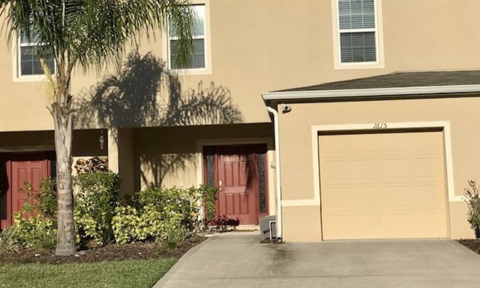 Holly Hill House | Beautiful 3 bed 2.5 Bath Townhome, Central Florida - Close to everything!