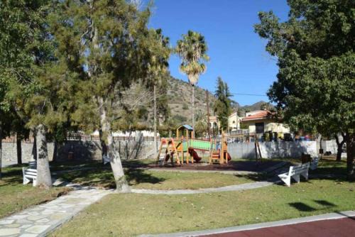 Arakapas House | Beautiful 3 Bedr House in Arakapas with fireplace