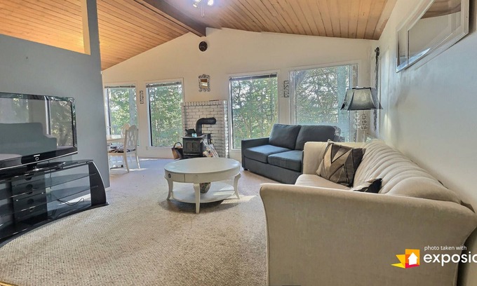 Malahat Cabin | Beautiful 3 Bedroom Cabin in Nature
