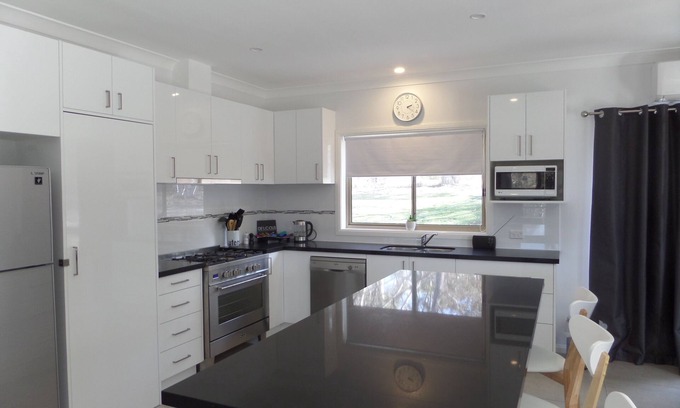 Portland House | Beautiful 3 bedroom cottage on 25 acres with visiting native birds & wildlife