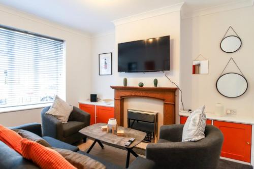 Hillsborough House | Beautiful 3 Bedroom House - Sleeps 5 Free Parking