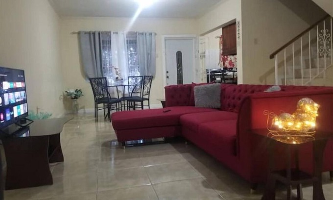 Mandeville House | Beautiful 3 bedroom Townhouse- 1.2km Town Center