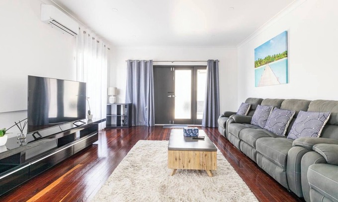 Royal Park House | Beautiful 3 Bedrooms BNB between Airport and Sea