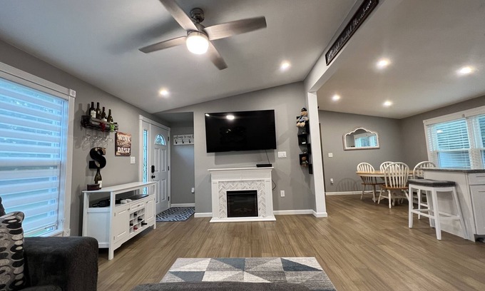 North Patchogue House | Beautiful 3 BR Full House w/King Bed on Dead End- 5 min from town!