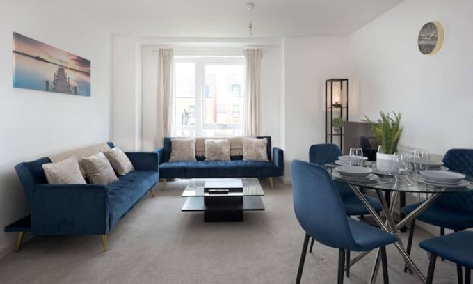 Newport Pagnell Apartment | Beautiful 4 Bed Flat In Milton Keynes With Parking