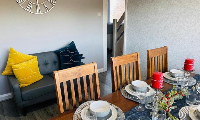 Bloxwich House | Beautiful 4-Bed House in Birmingham AIRPORT NEC