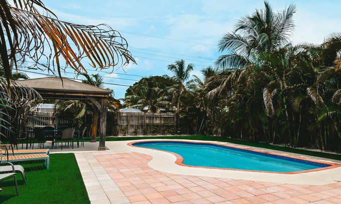 North Central Hollywood House | Beautiful 4 Bedroom 2 Bath private pool home 3 miles from Hollywood beach.