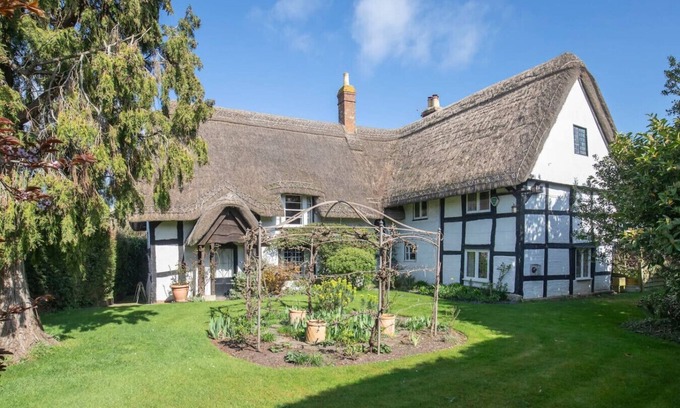 Twigworth House | Beautiful 4 Bedroom Cotswold Thatched Cottage