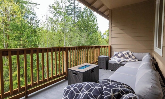 Longview House | Beautiful 4 bedroom house with King beds, Forest View