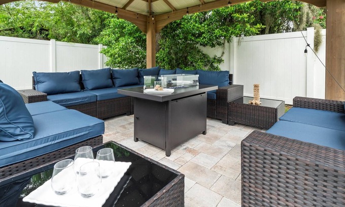 Terrace Park House | Beautiful 4BR Home w/New Patio |Well Appointed | Sleeps 10 |1 Mile to Gardens & Adventure Island
