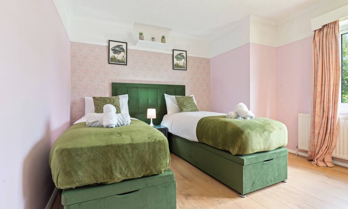 Aylesbury House | Beautiful 5 Bedroom House with free parking,penn rd