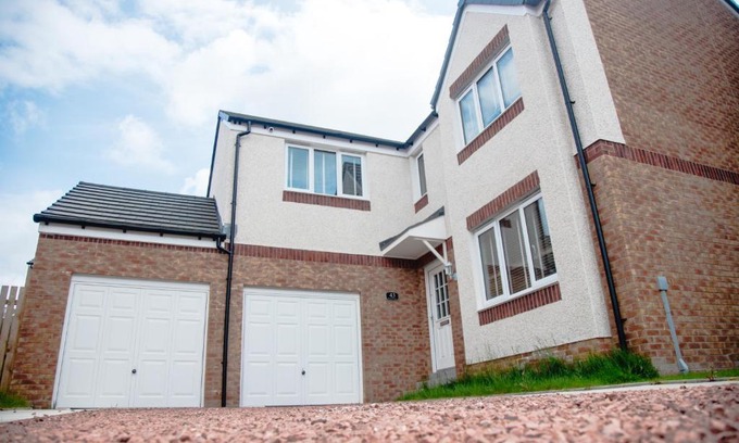 Cambuslang Villa | Beautiful 5 Bedroom House in Glasgow
