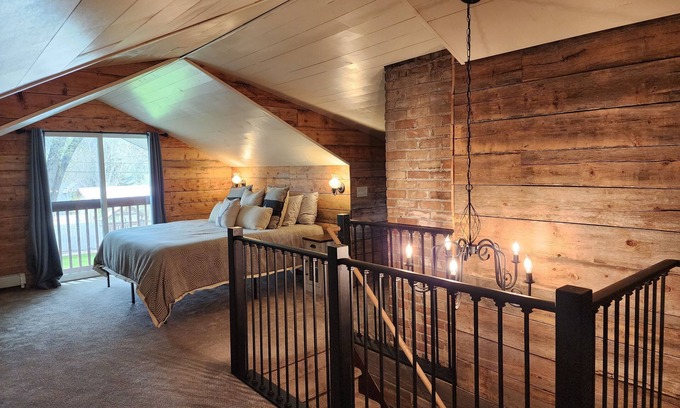 Gypsum House | Beautiful 5 bedroom home w/access to hot tub/pool 25 mins to Glenwood or Vail!