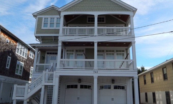 South End House | Beautiful 5 bedroom sound side home on the south end