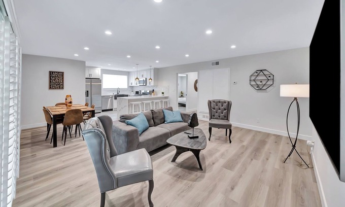 West Hills House | Beautiful 5BR House W/2 King Beds & Jacuzzi!