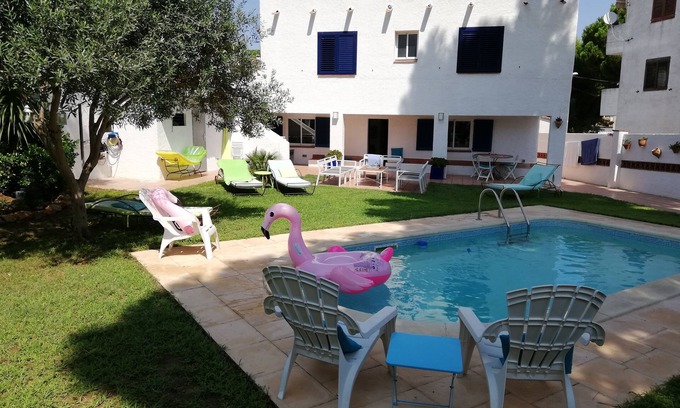 L'Escala Villa | Beautiful air-conditioned villa, 4 bedrooms, sleeps 8, swimming pool, enclosed garden, 600mts from the beach