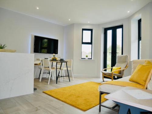 Westbourne Apartment | Beautiful AlumPointe Apartment - 400m to the beach