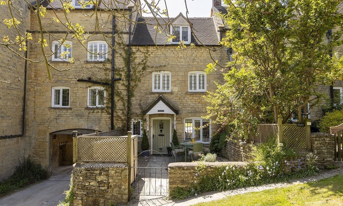 Blockley Cottage | Beautiful and characterful dog friendly holiday cottage - Archway House