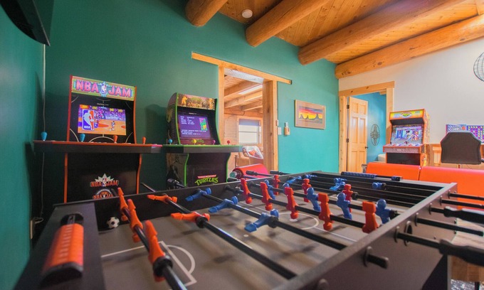 North Valley House | Beautiful and fun 5 bedroom house with a hot tub, arcade games and lots of room.