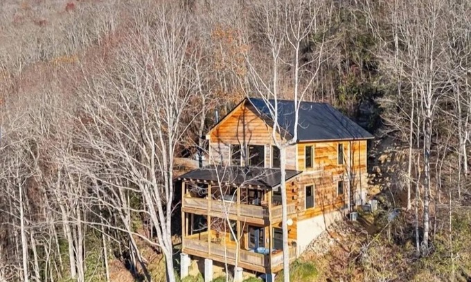 Bryson City Cabin | Beautiful and relaxing mountain log cabin with stunning views