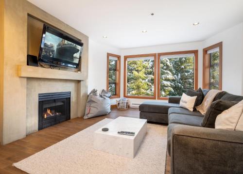 Blueberry Hill House | Beautiful and Spacious 2Br Condo by Harmony Whistler