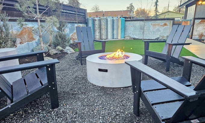 Ellensburg House | Beautiful and unique 1 bedroom home close to downtown with hot tub!
