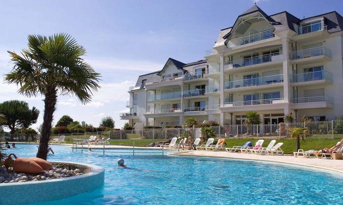 L'Aiguillon-sur-Vie Apartment | Beautiful apartment for 6 guests with WIFI, pool, TV, terrace, pets allowed and parking