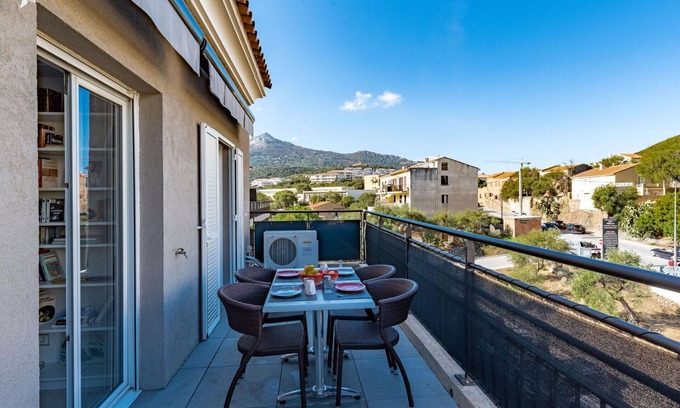 L'Ile-Rousse Apartment | Beautiful apartment for 5 guests with A/C, WIFI, TV, terrace, pets allowed and panoramic view