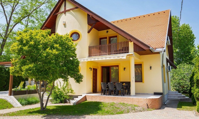 Balatonszarszo Apartment | Beautiful apartment for 10 people with WIFI, A/C, TV, terrace and parking