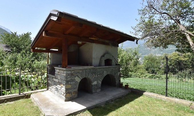 Fenis Apartment | Beautiful apartment for 4 people with WIFI, pool, TV, terrace, pets allowed and parking
