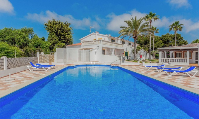 Cala'n Bosch Apartment | Beautiful apartment with porch, pool, garden and Wi-Fi