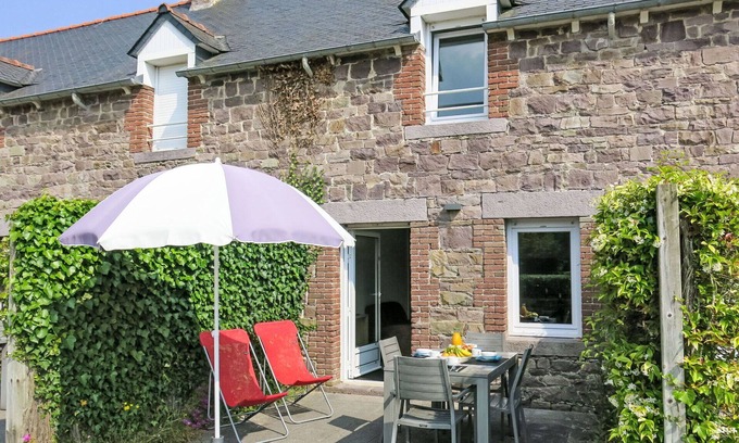 Pleherel-Plage-Vieux-Bourg House | Beautiful apartment in villa for 4 guests with WIFI, TV, terrace, pets allowed and parking