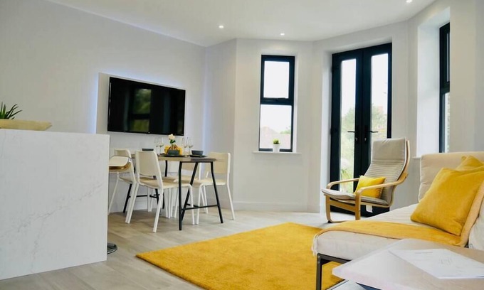 Westbourne Apartment | ⭐ Beautiful Apartment Near the BEACH +Netflix